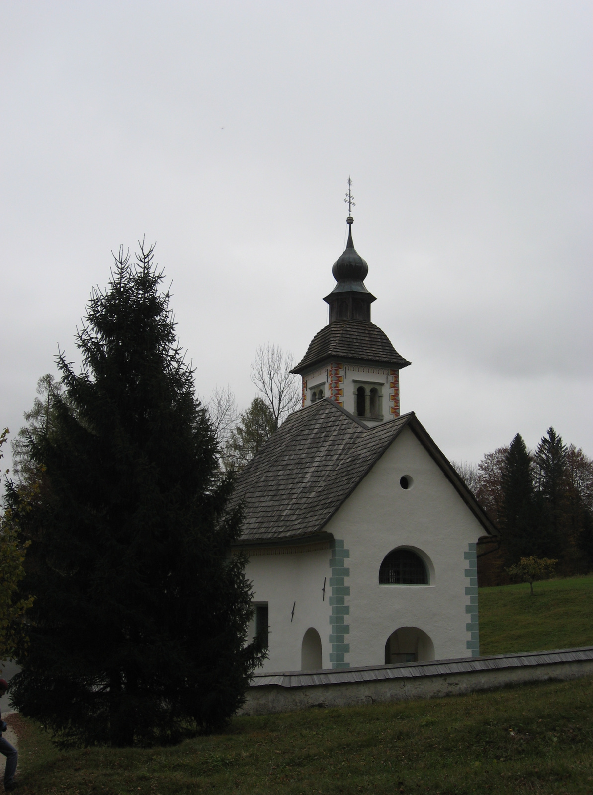 Jellegzetes templom a Bohinjsko Jezero-nál