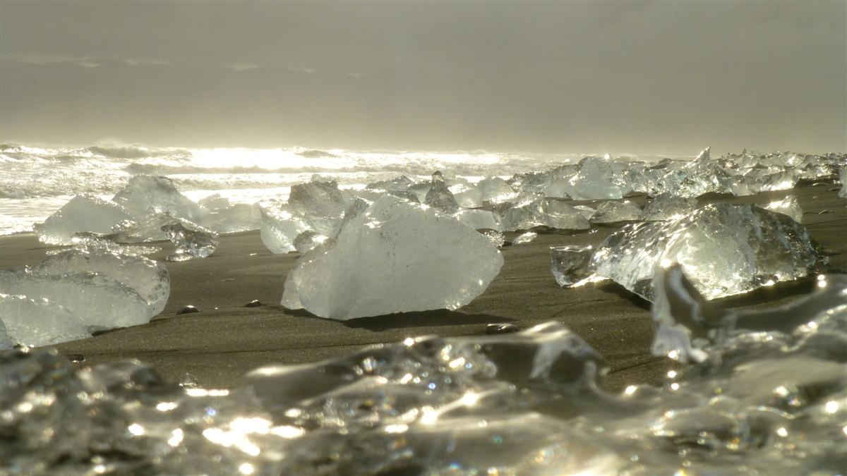 Jökulsárlóni partravetett jéghegyek
