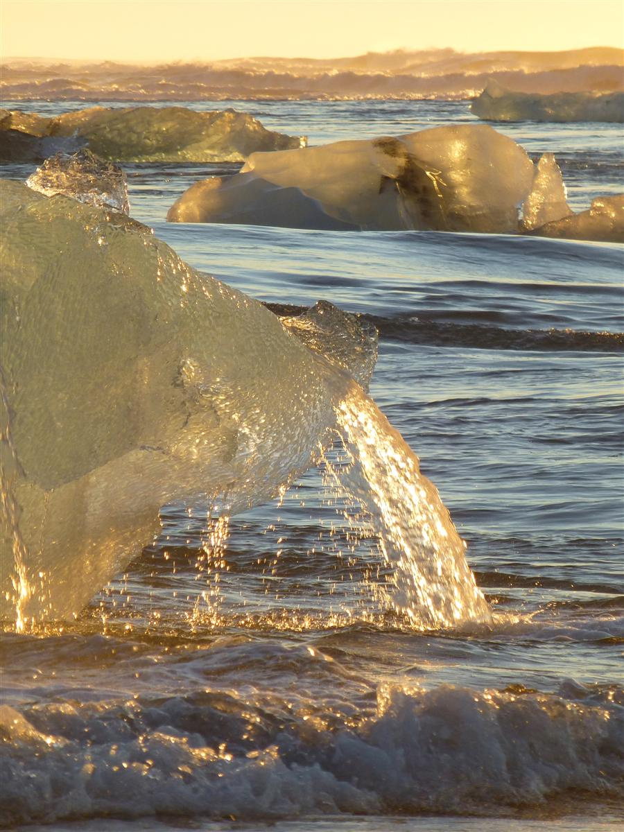 Jökulsárlóni partravetett jéghegyek