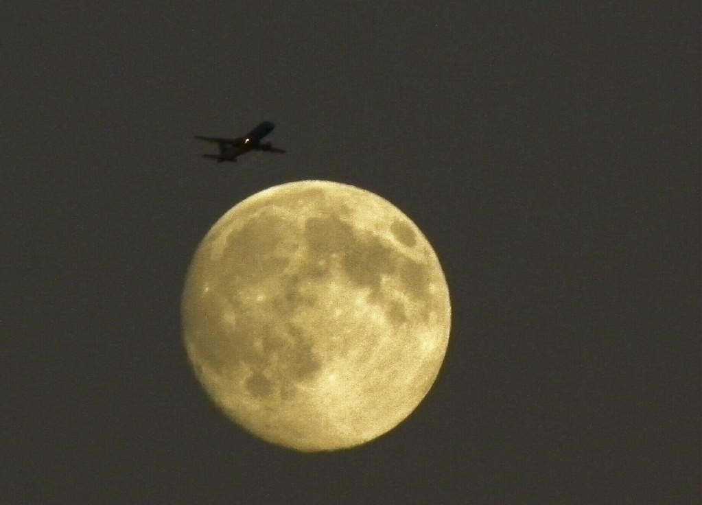 100E1638 repülő és a Hold
