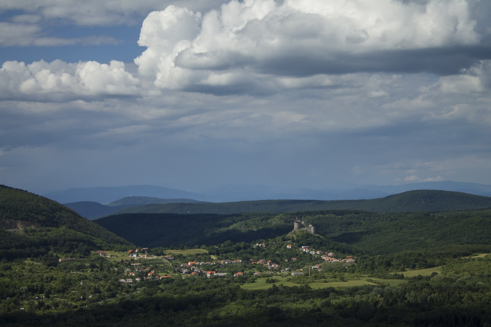 Kilátás a salgói várból