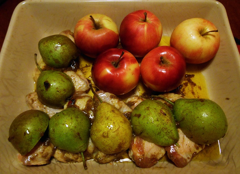 Currys csirkeszárnyak almával és körtével