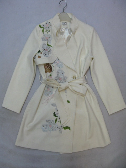 91012A-03  CHANEL WHITE COTTON DUSTCOAT SIZE 2 4 6. PRICE USD48