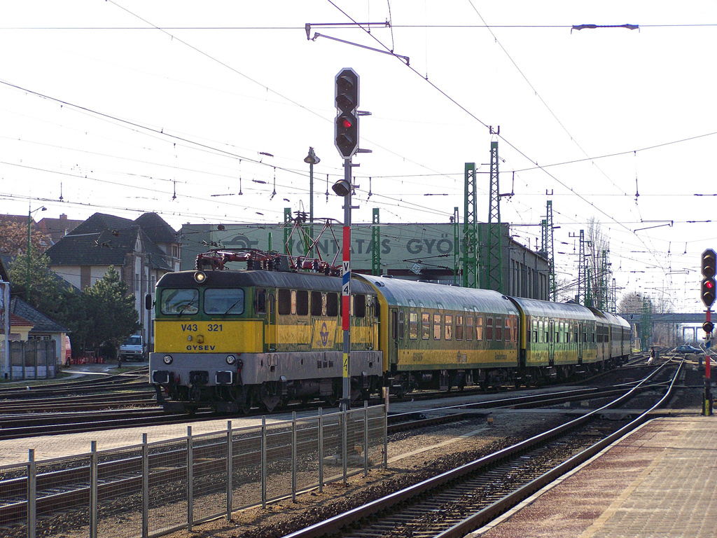 V43 - 321 Győr (2010.12.23).01