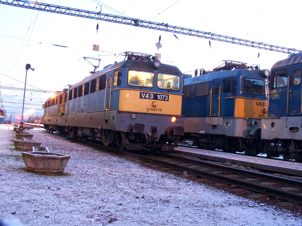 V43 - 1073 + V43 - 3216 Dombóvár (2011.01.26)