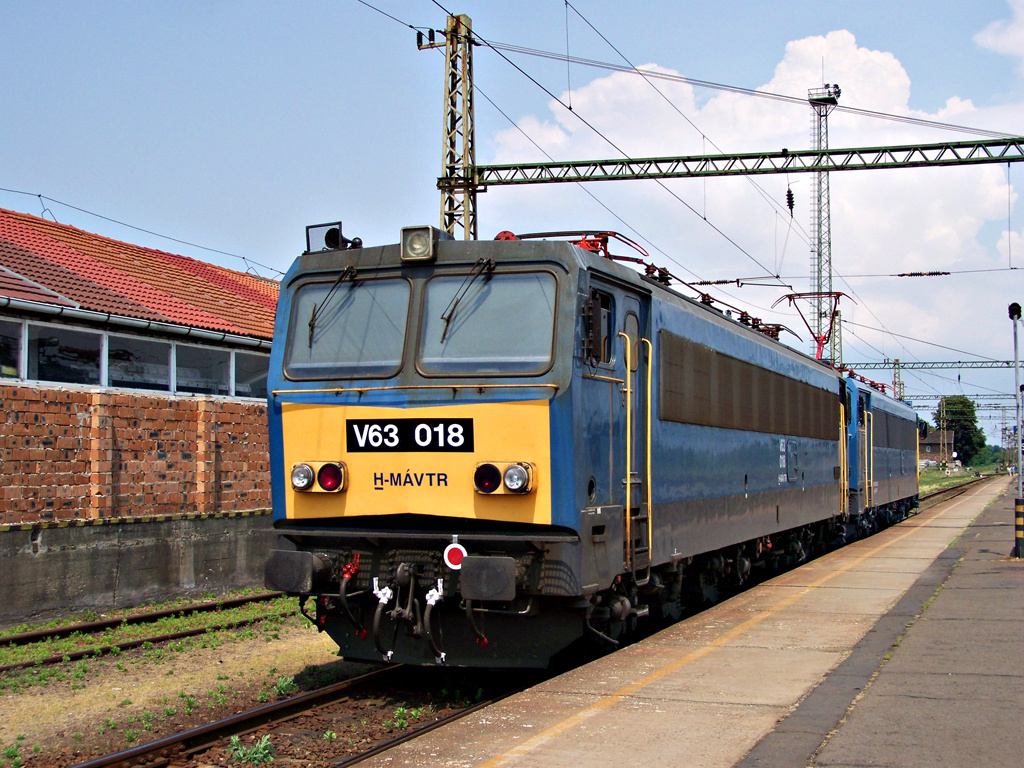 V63 - 018 + V63 - 016 Dombóvár (2011.05.31).