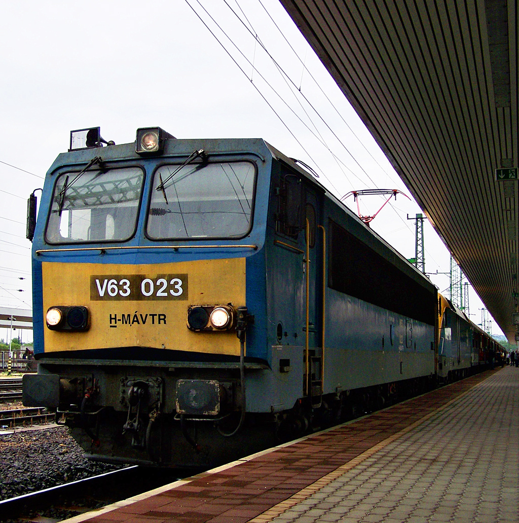 V63 - 023 + 1047 001 - 1 Kelenföld (2011.08.04).