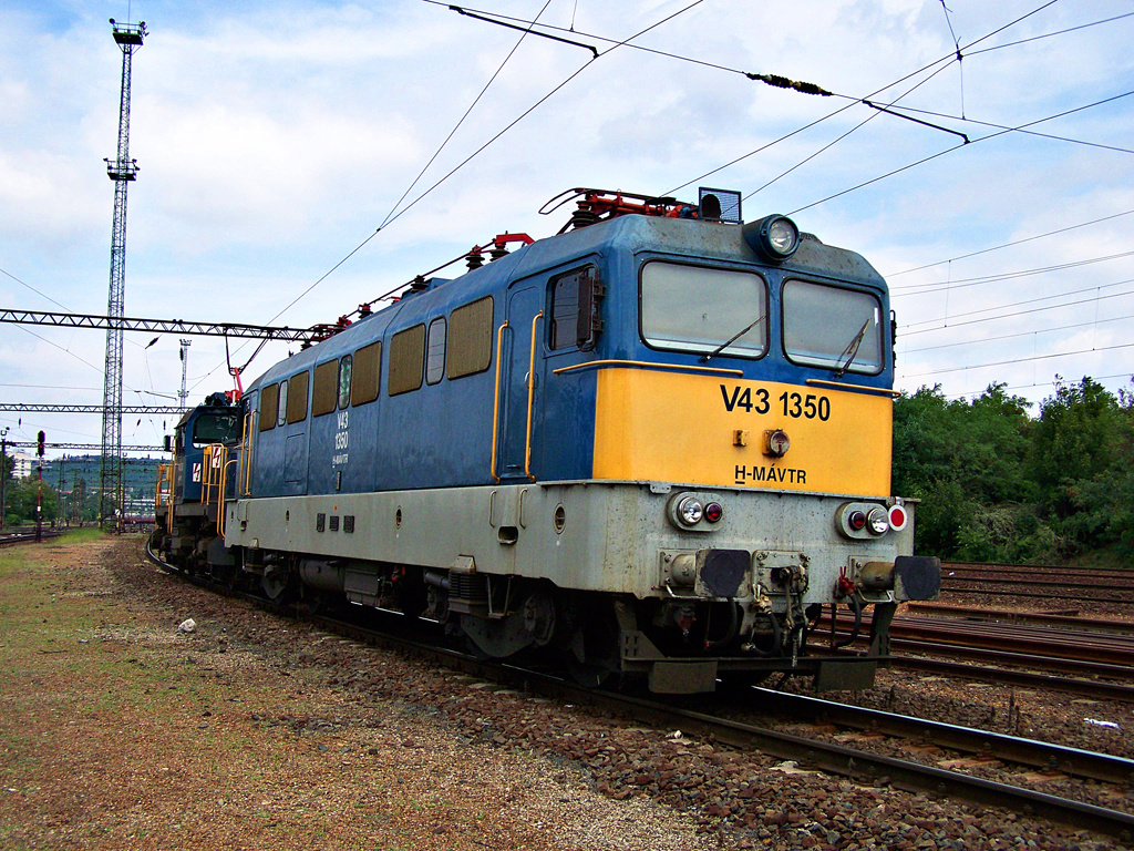 V43 - 1350 + V46 - 052 Kelenföld (2011.07.30).