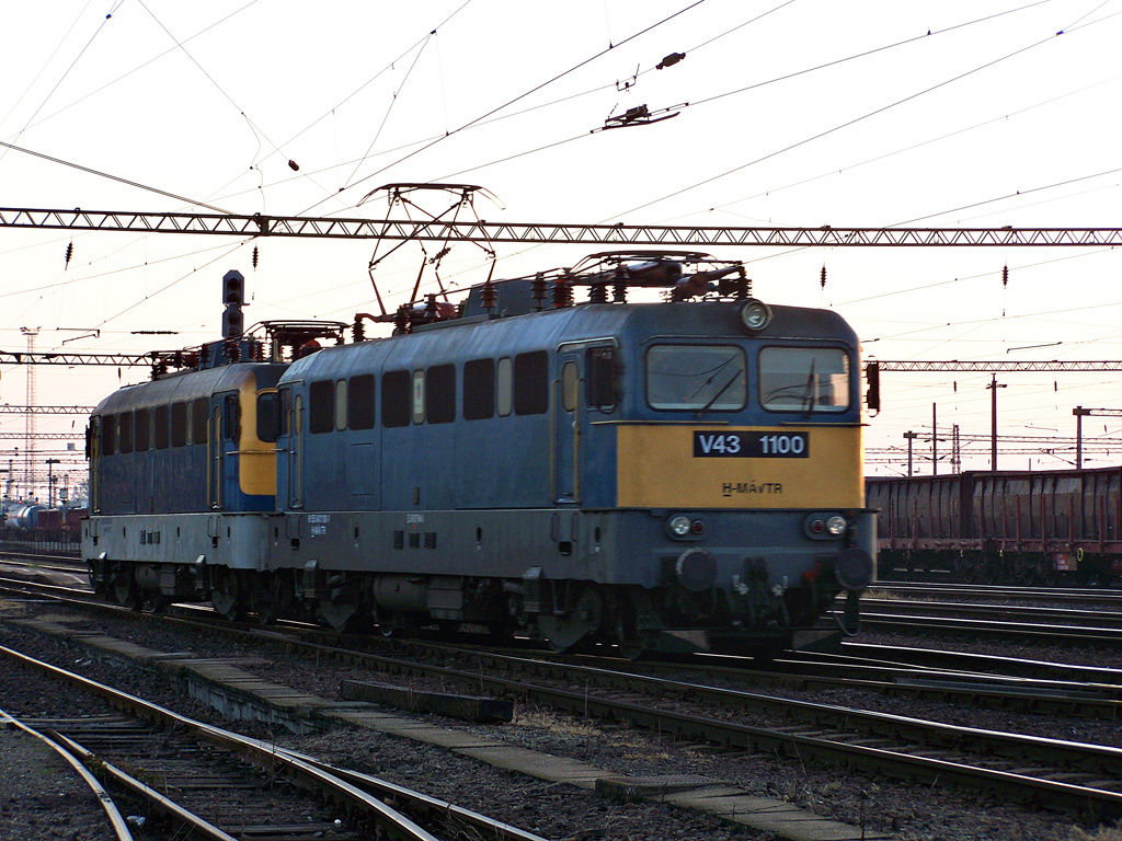 V43 - 1100 + V43 - 3209 Dombóvár (2011.10.03).