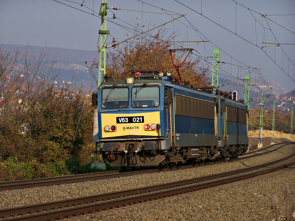 V63 - 021 + V63 - 020 Törökbálint (2011.10.31).