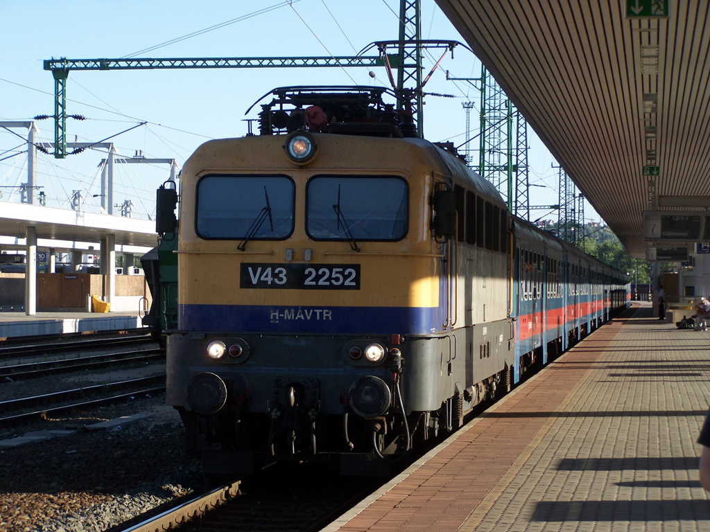 V43 - 2252 Kelenföld (2011.08.20)02