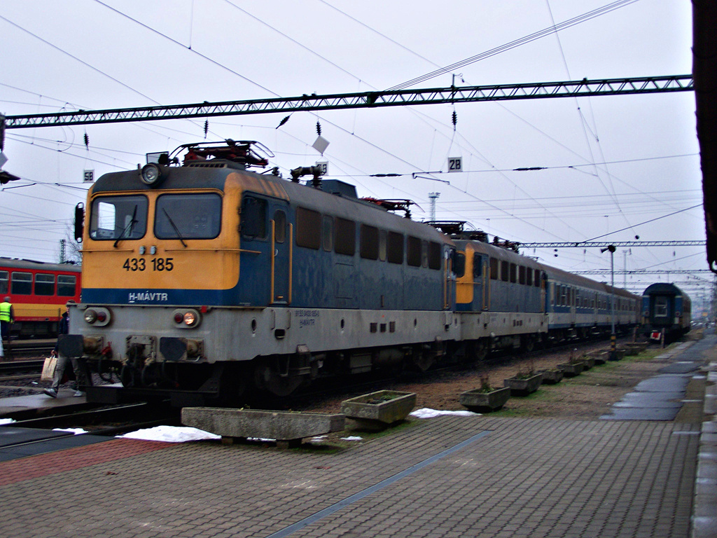 433 185 + 433 222 Dombóvár (2011.12.27).