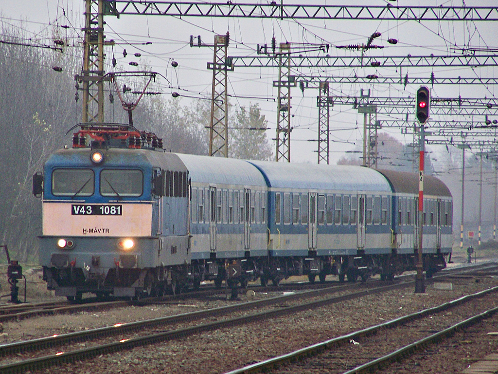 V43 - 1081 Dombóvár (2011.11.21).