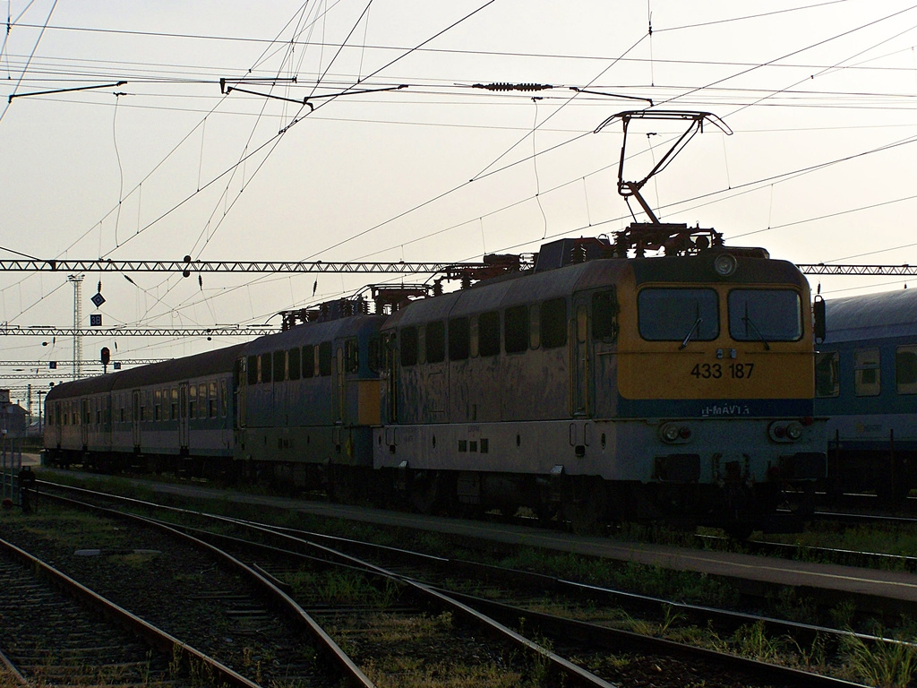 433 187 Dombóvár (2013.04.30).