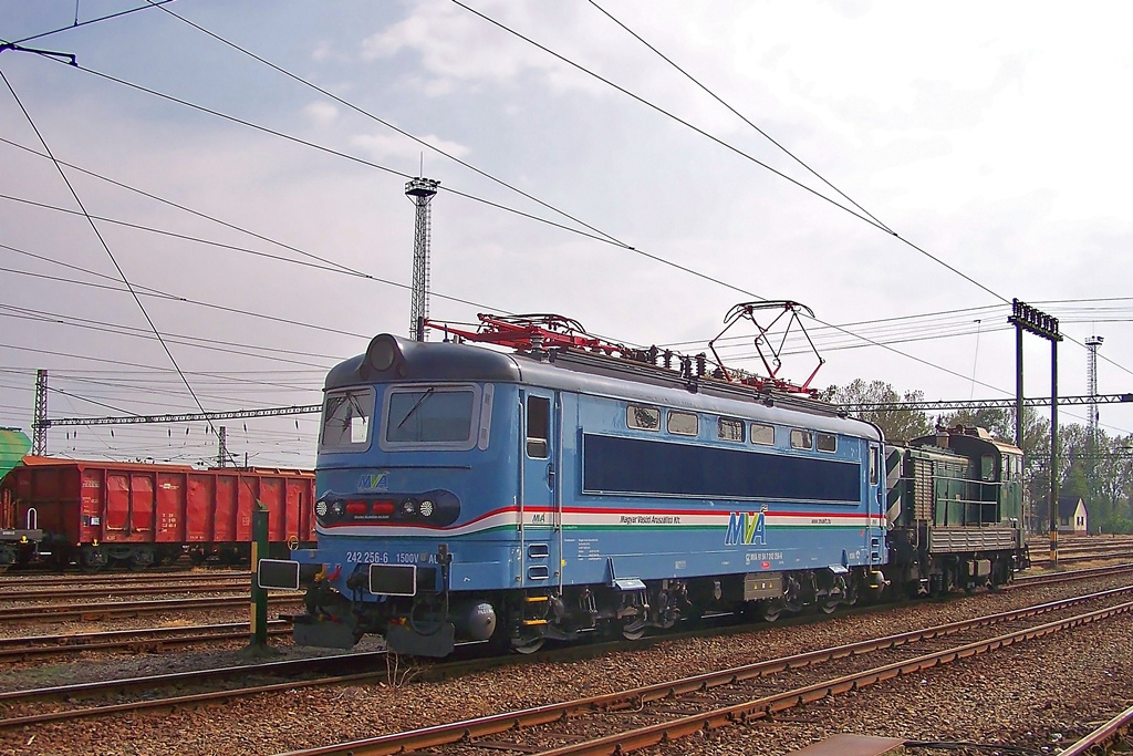 242 256 + 449 022 Dombóvár (2014.09.03).