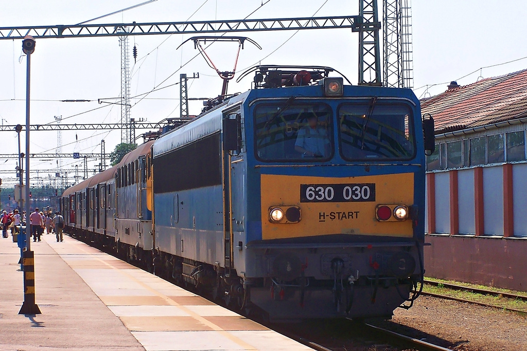 630 030 + 433 209 Dombóvár (2015.06.03).-01