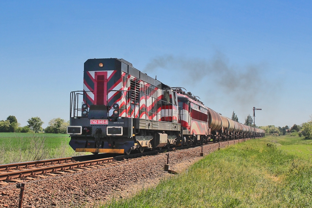 742 045+ 242 284 Börgönd (2018.05.07).