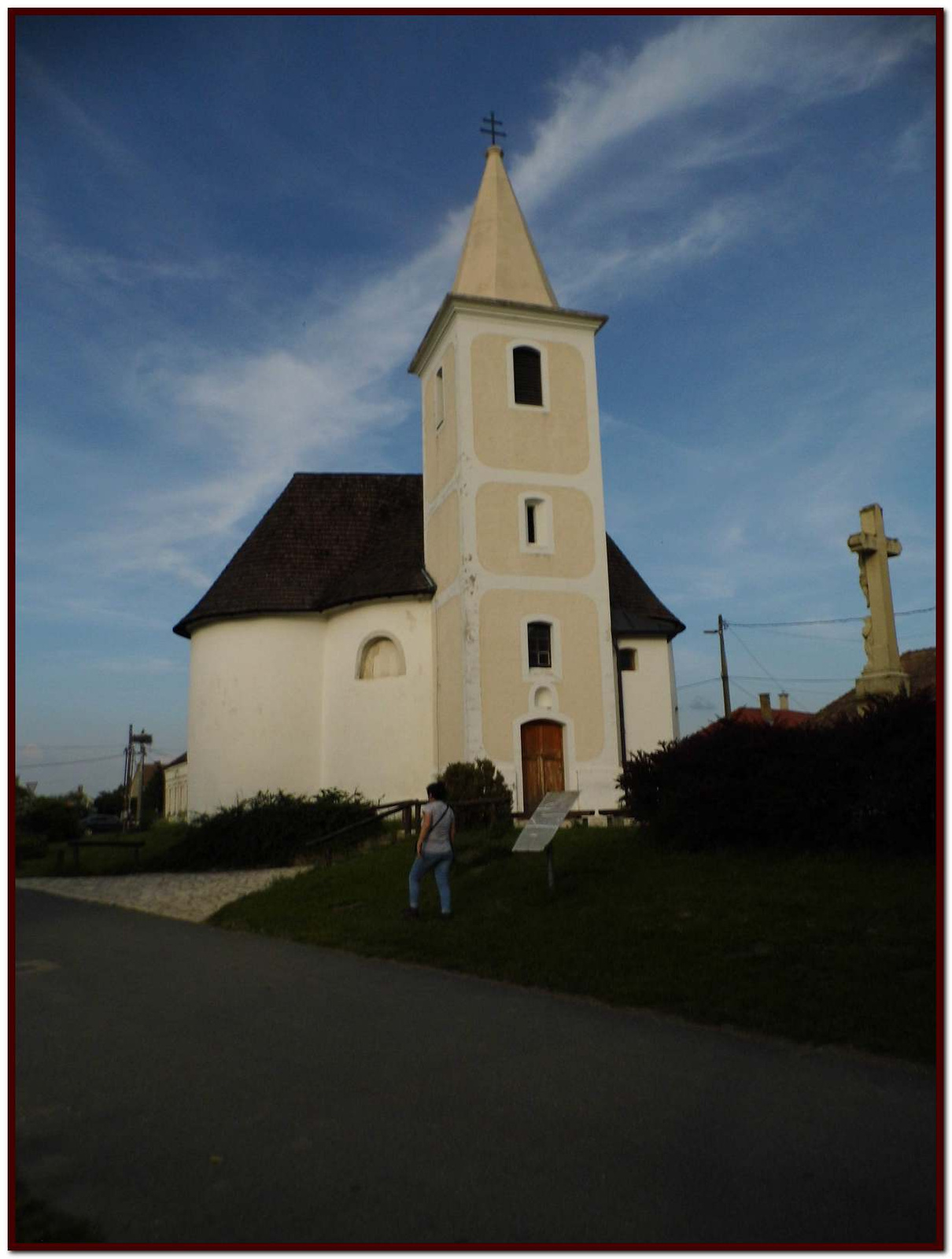 A Rábaszentmiklósi körtemplomnál