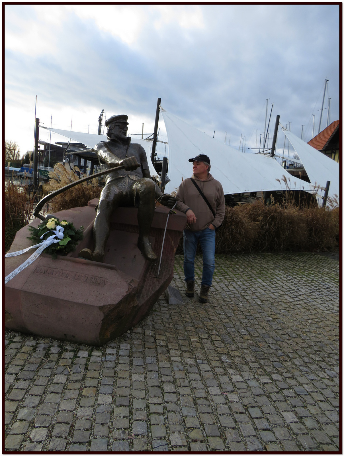 Balatonfüreden a Bujtor szobornál