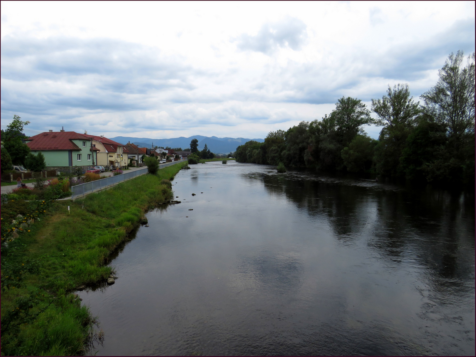 A Vág a hídról fotózva