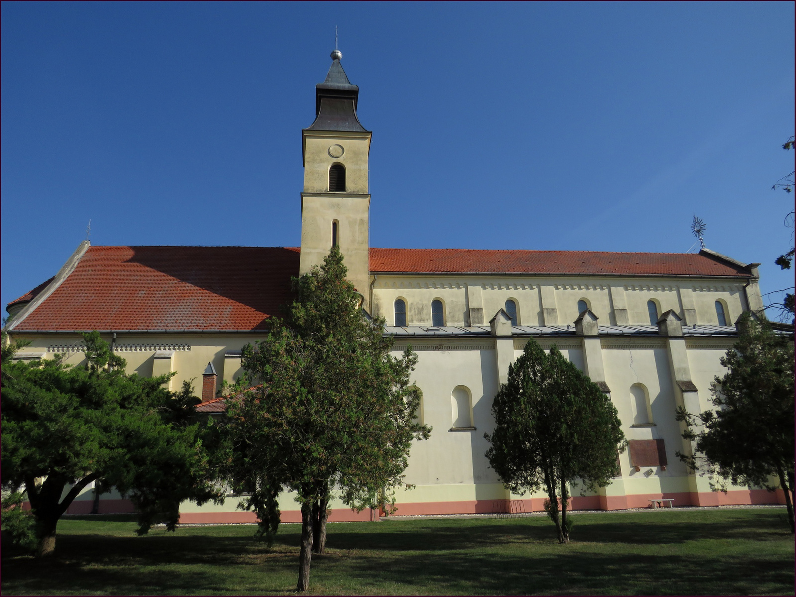 Deáki - a Szűz Mária templomnál