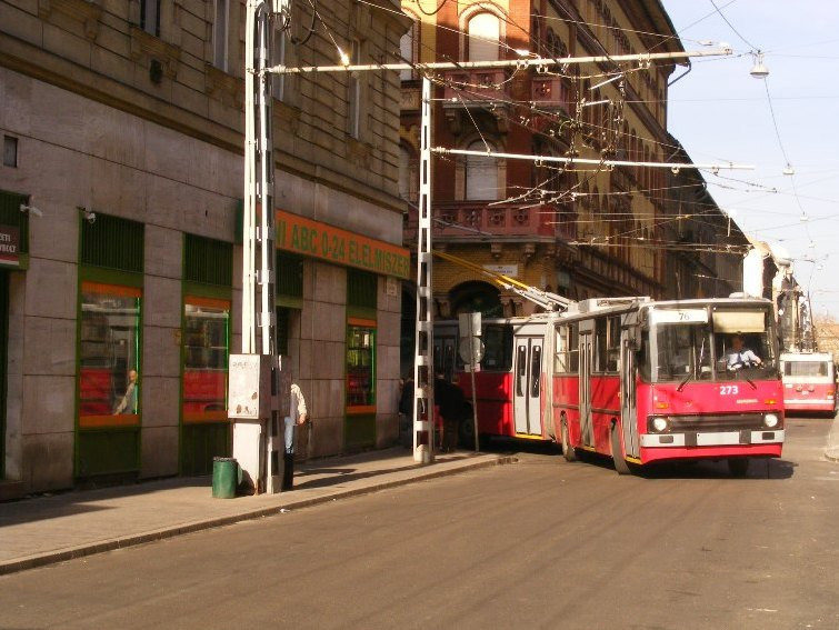 A bolt előtt kanyarodó troli jellegzetes látvány - volt.