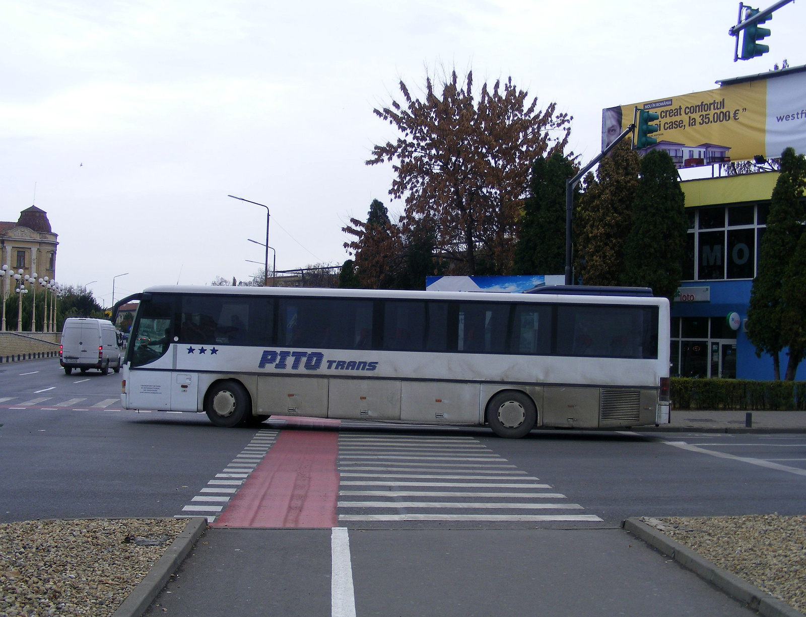 Végül egy műszakváltós busz vitt be minket.