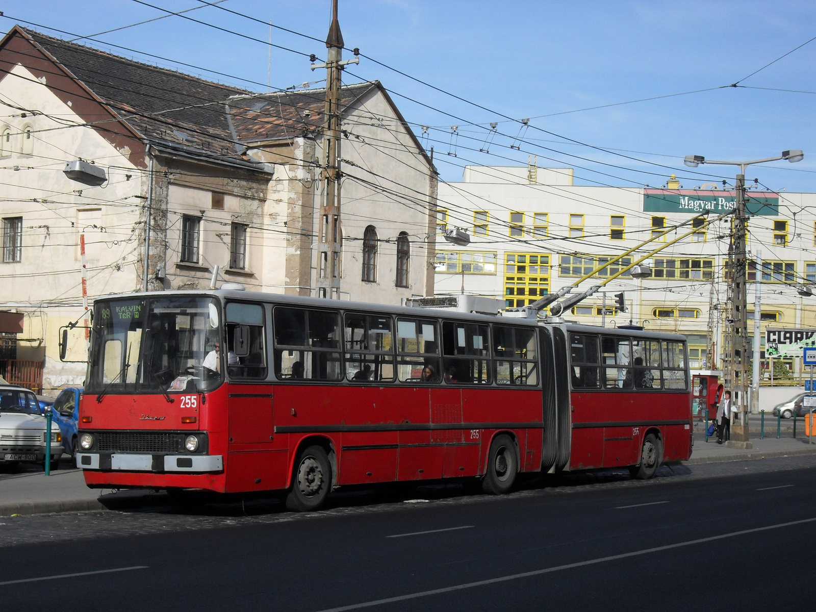 Orczy tér: egy eléggé megviselt 89-es troli.