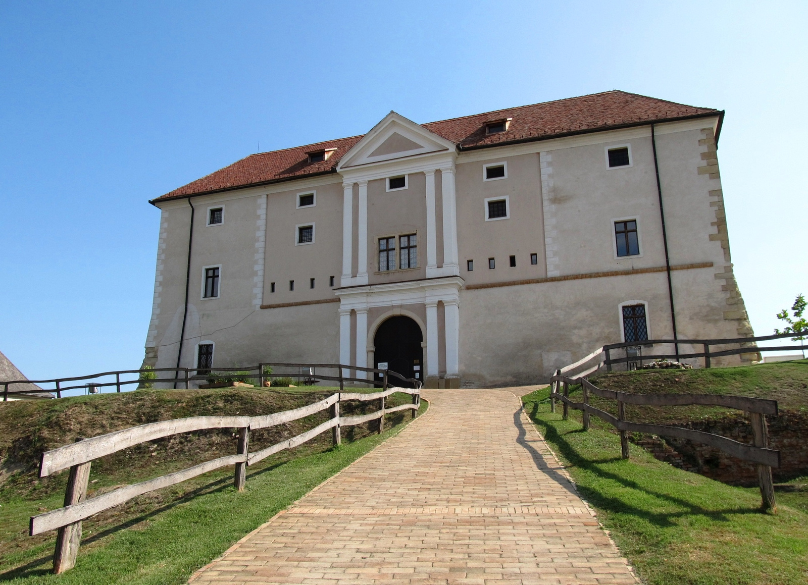 Ozorai Pipó-várkastély
