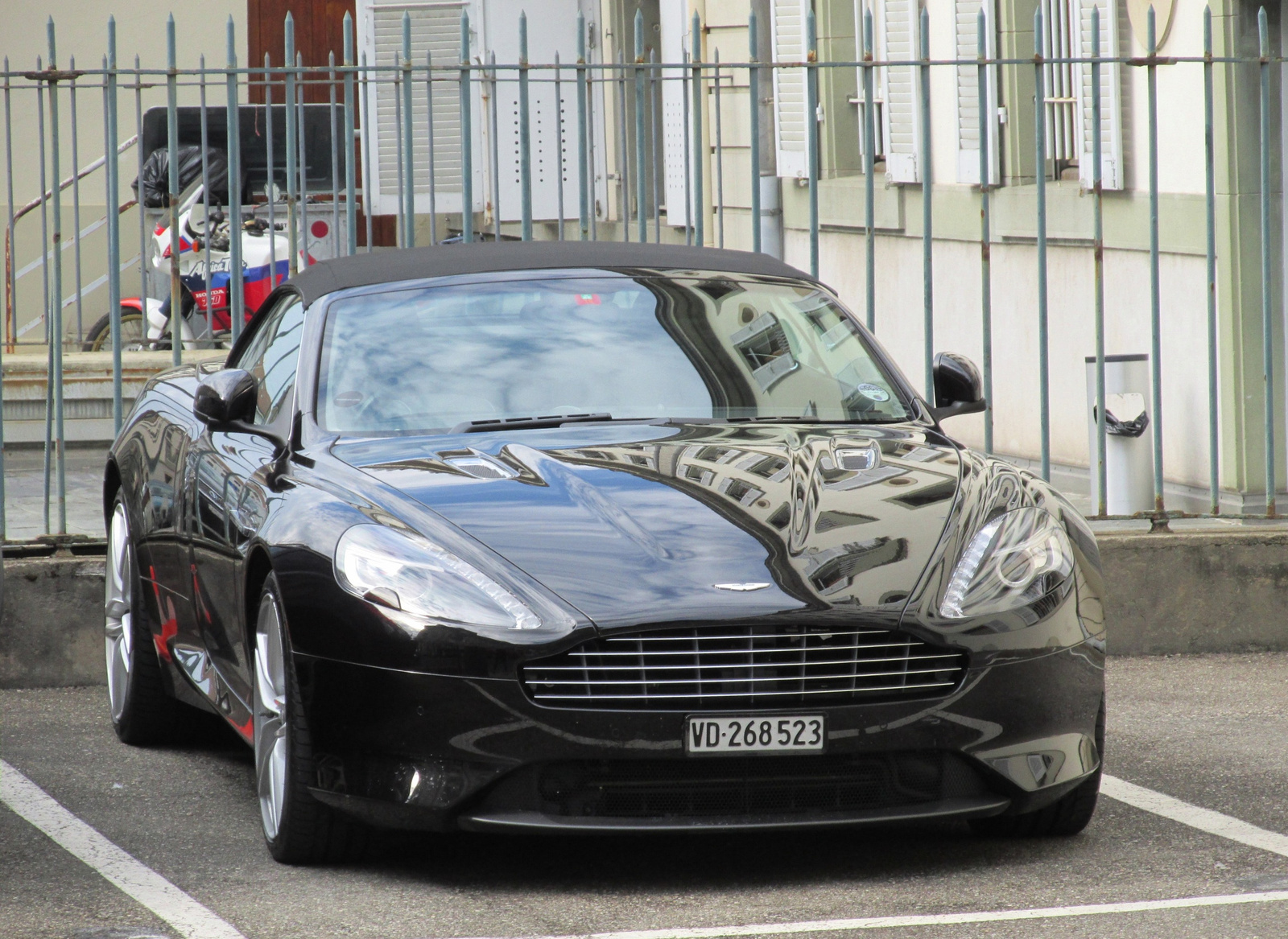 Aston Martin Virage Volante