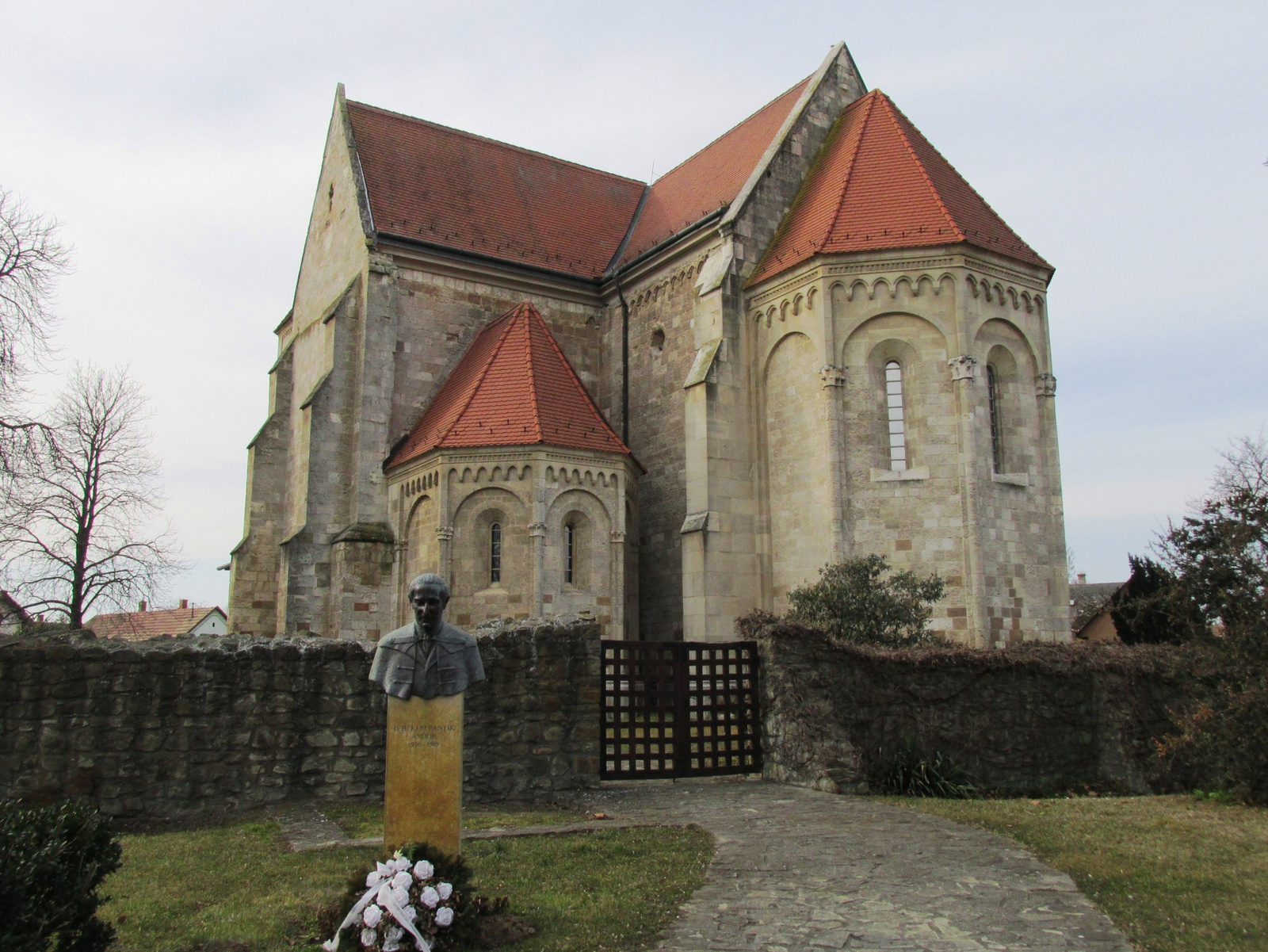 Szobor és templom