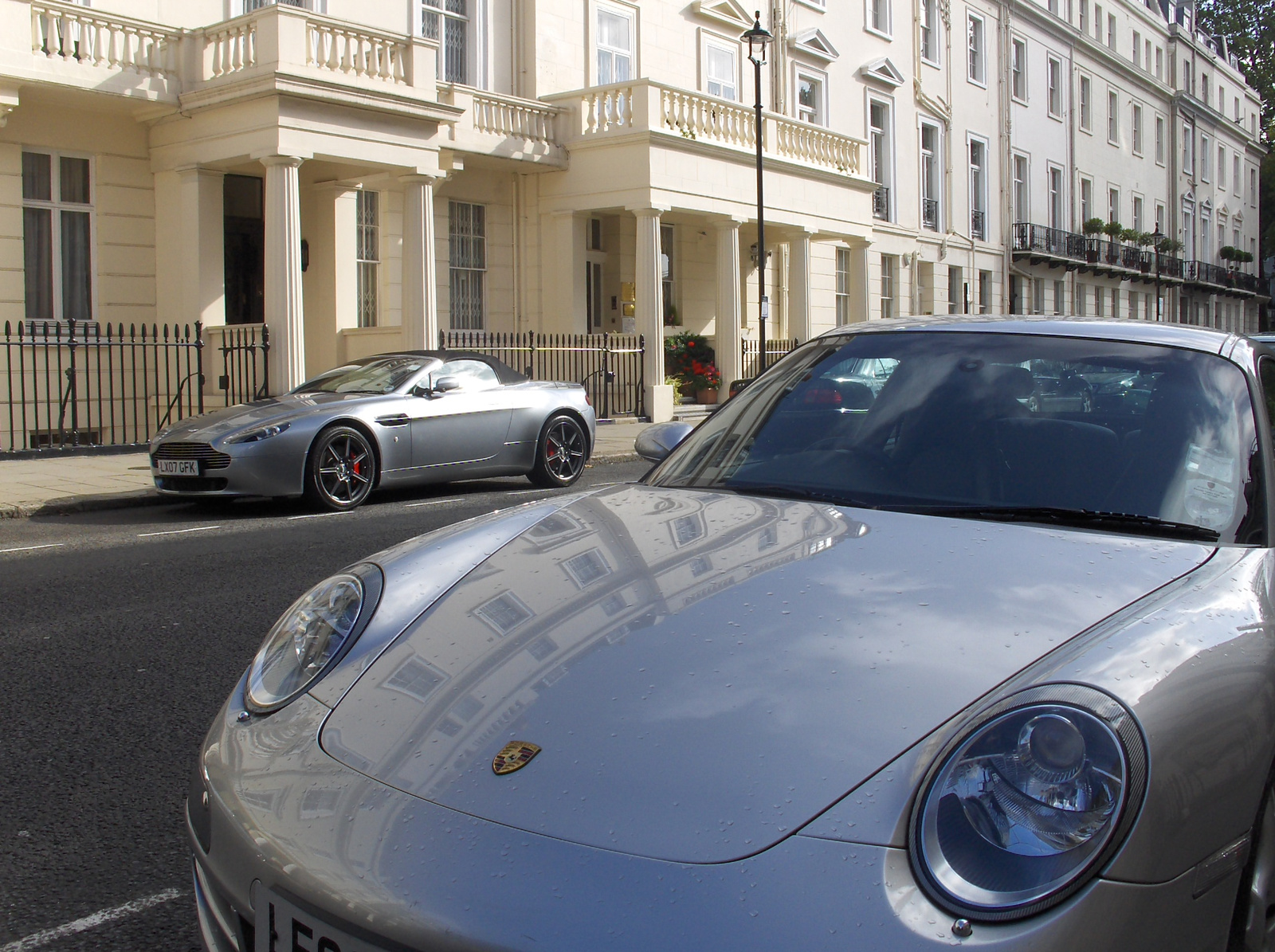 Aston Martin V8 Roadster - Porsche 911 Carrera (997)