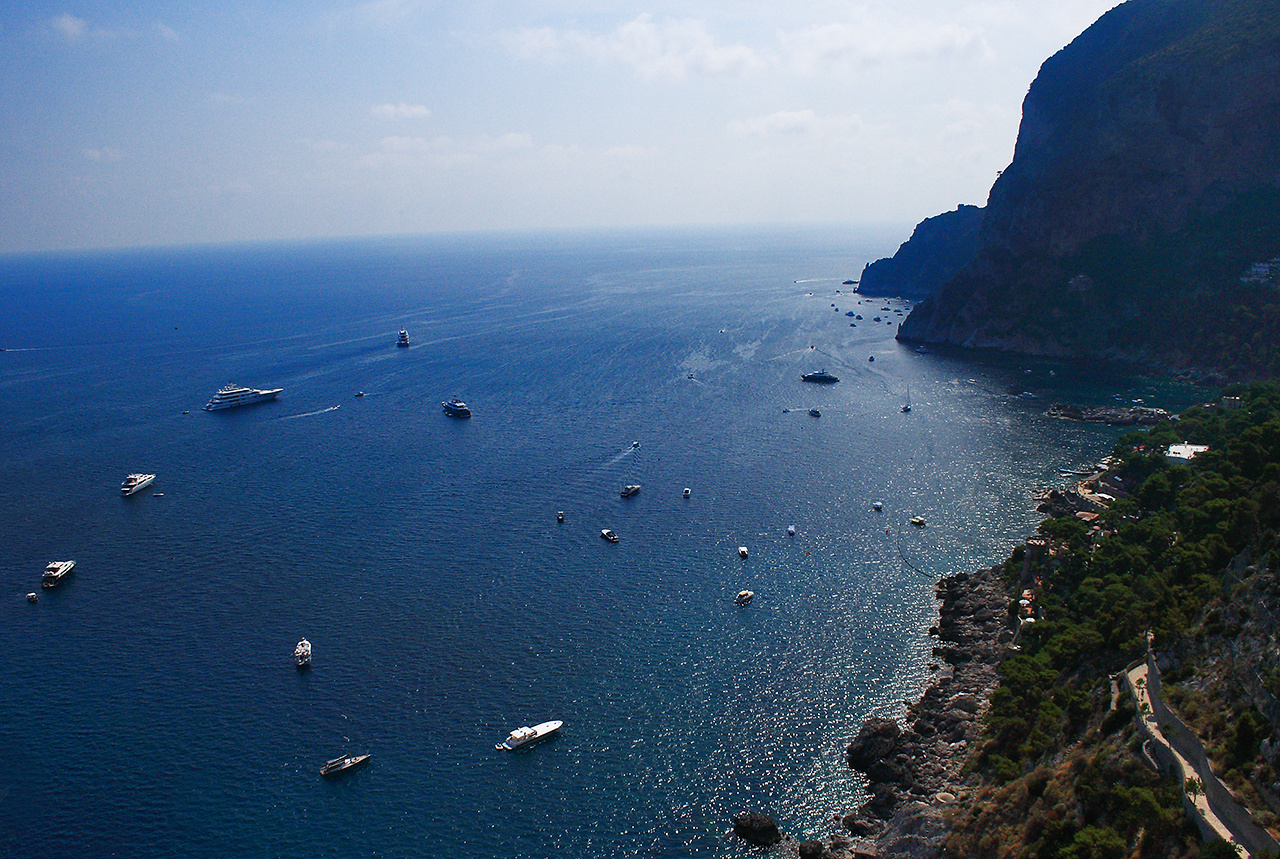 Capri-Földközi-tenger-hajókkal,-sziklákkal