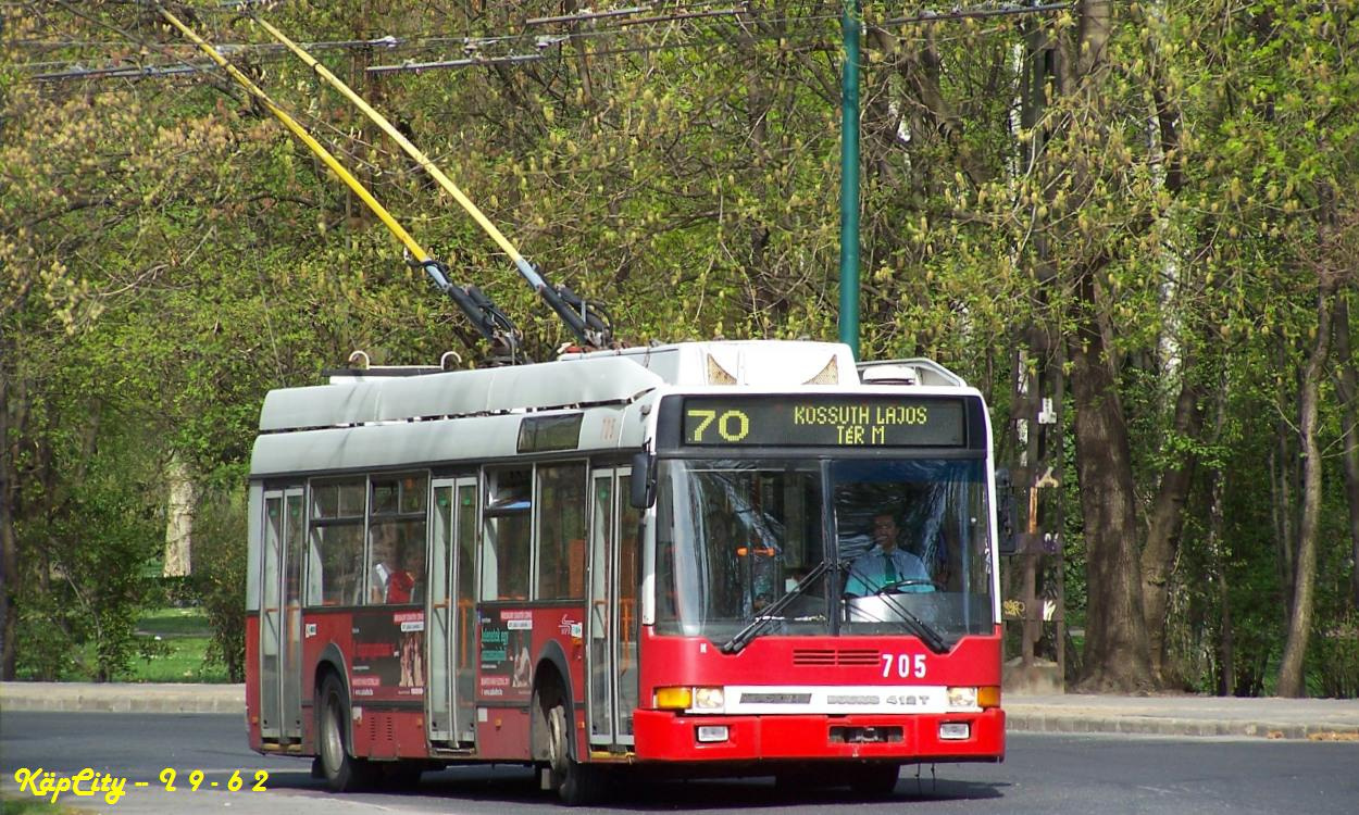 705 - 70 (Dvorzsák sétány)