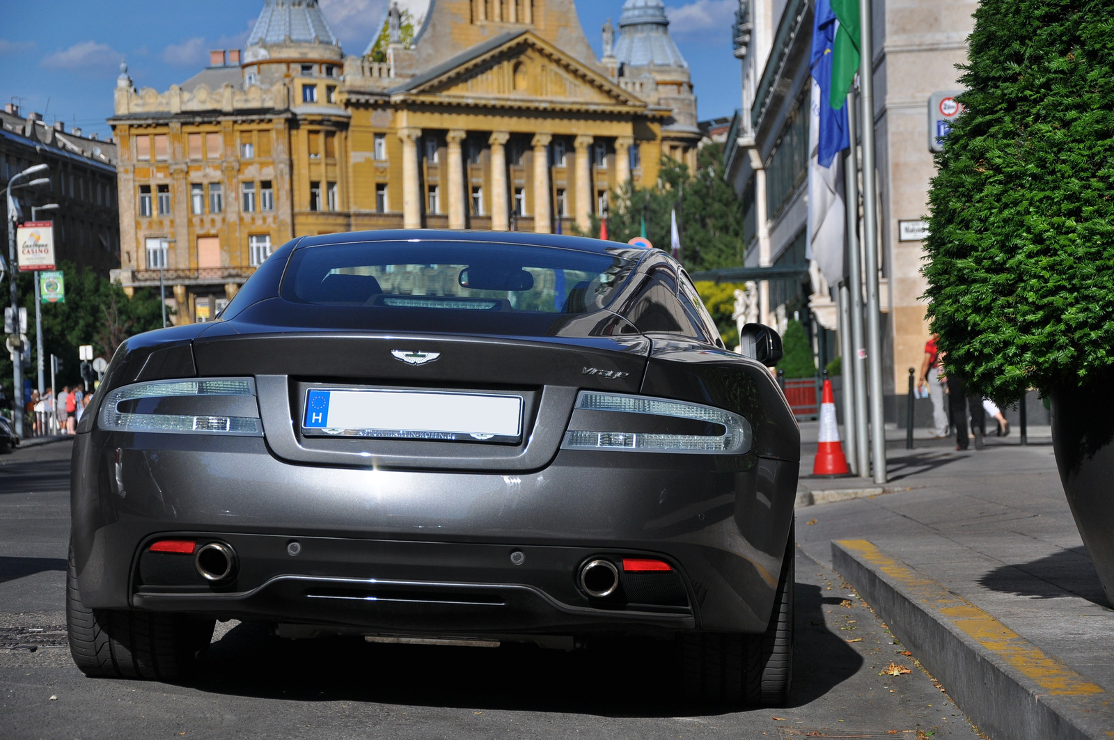 Aston Martin Virage 003