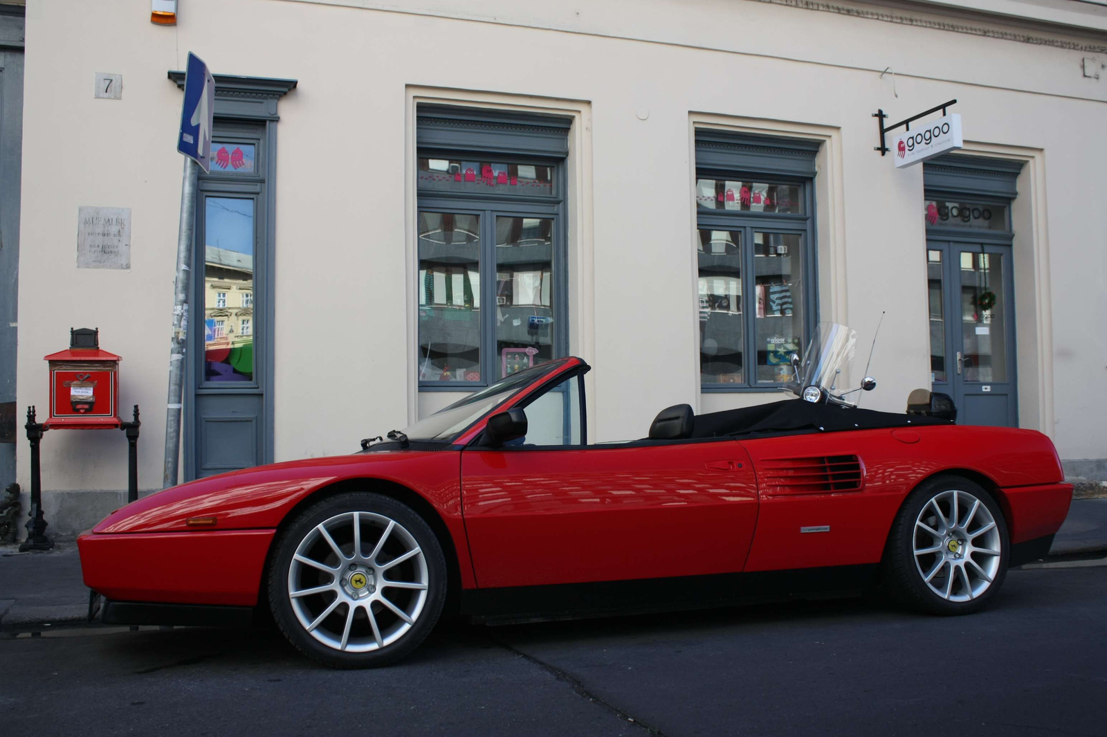Ferrari Mondial 018