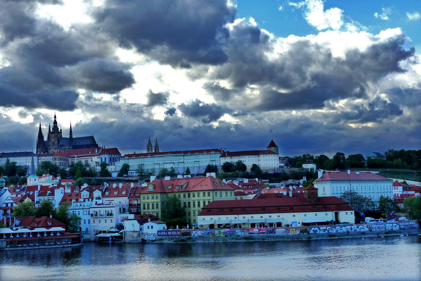 09 Viharos felhők a vár felett