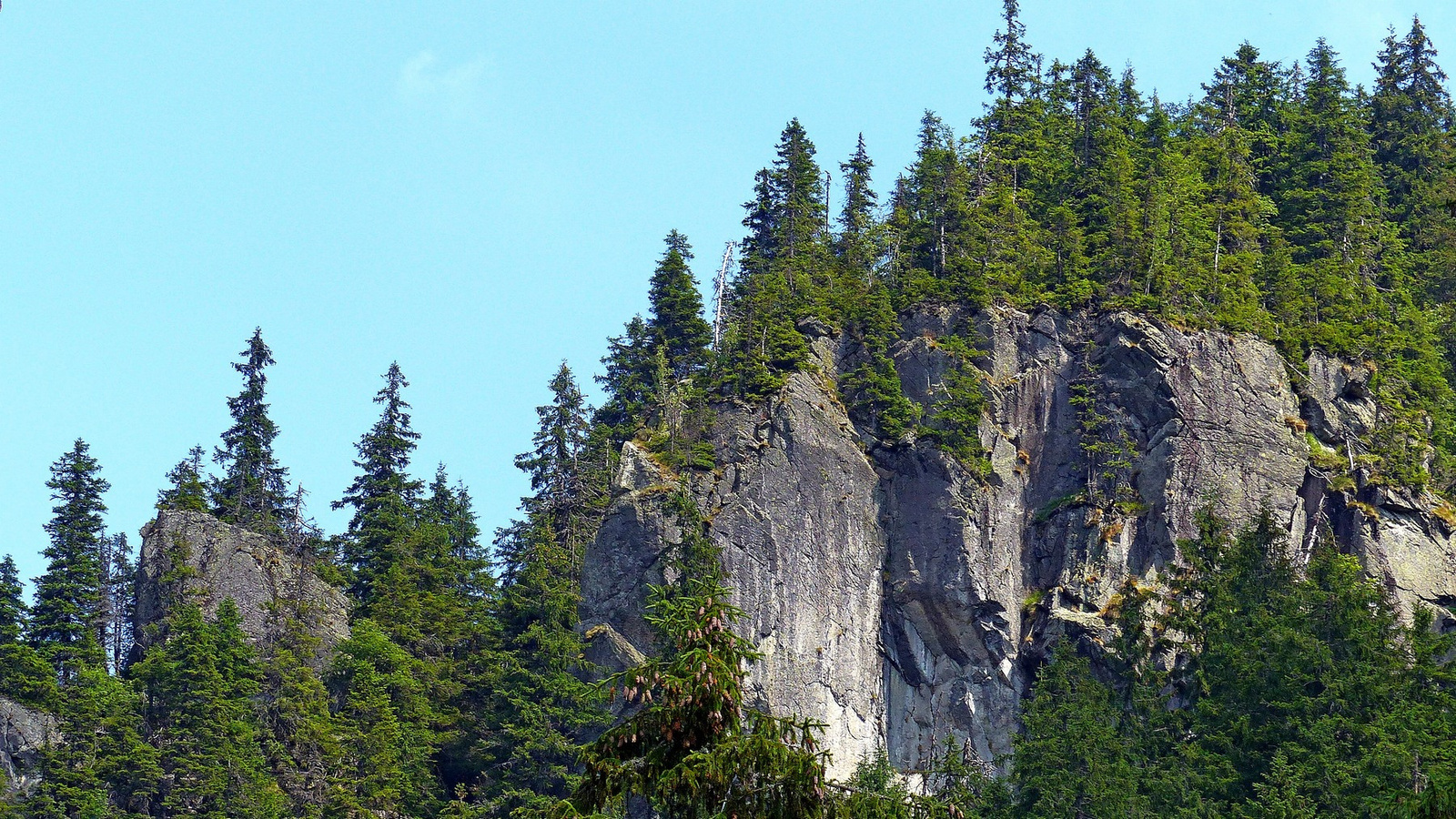 Vízesés feletti sziklák