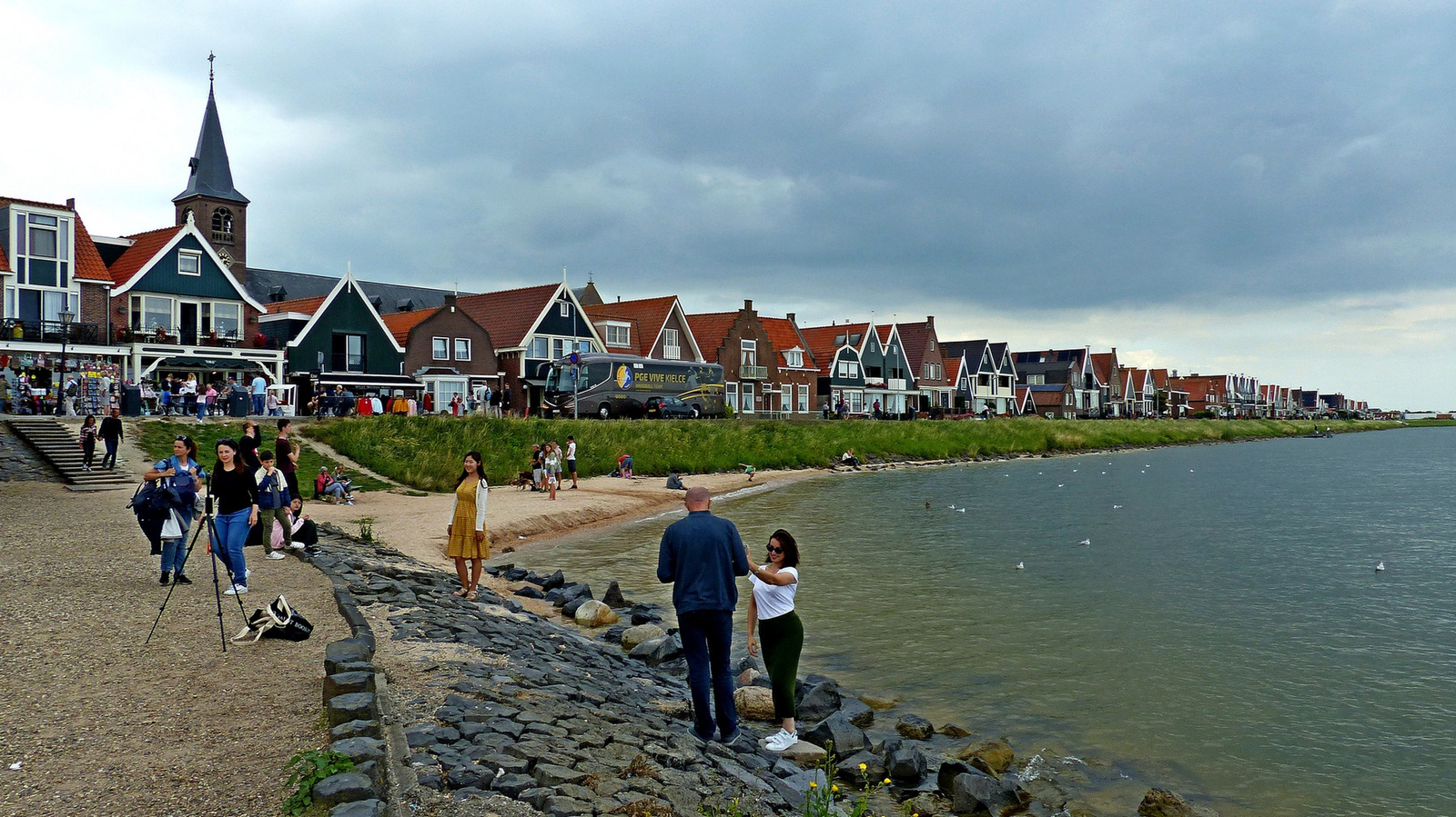 12 Volendam tengerparti fotózkodók