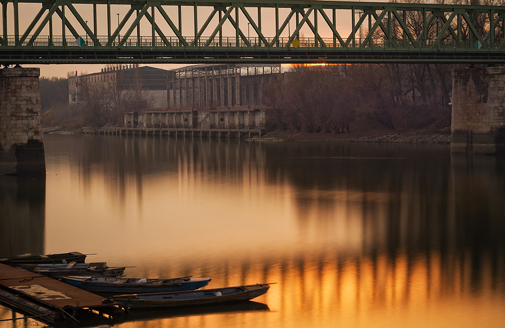 Híd naplementében