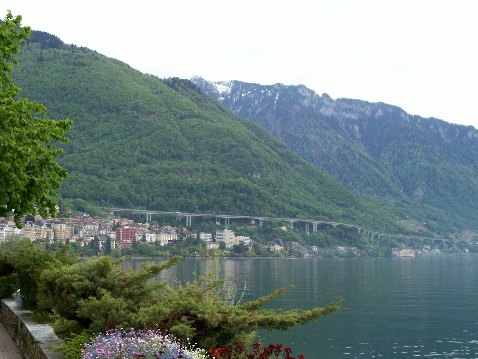 Az A9-es autópálya viaduktja a Chillon fölötti hegyoldalban