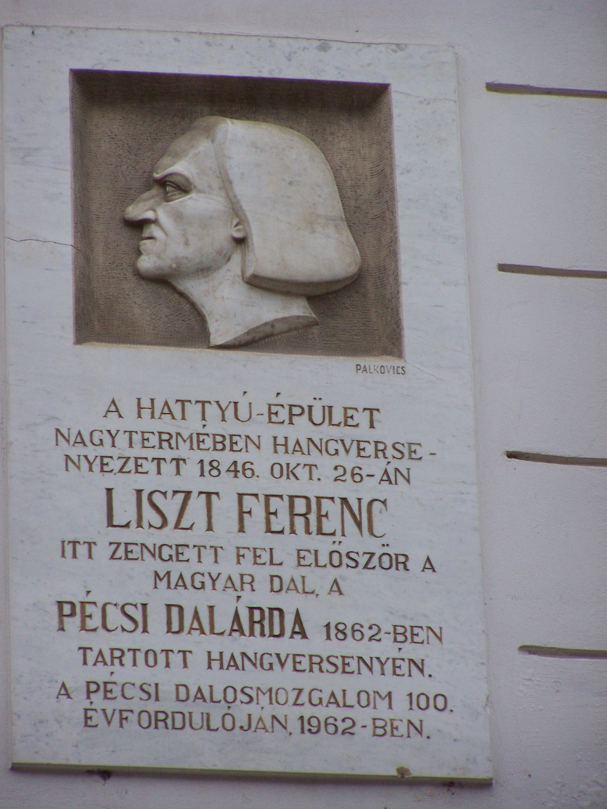 Liszt Ferencre emlékeztető tábla a Hattyú-ház oldalán