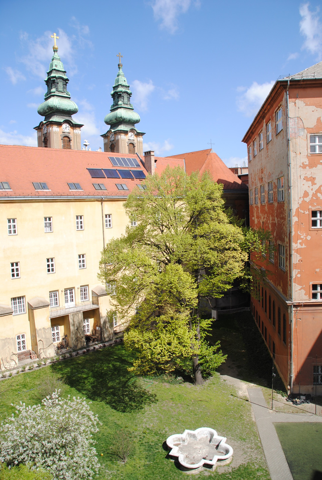 Kilátás az Egyetemi templomra