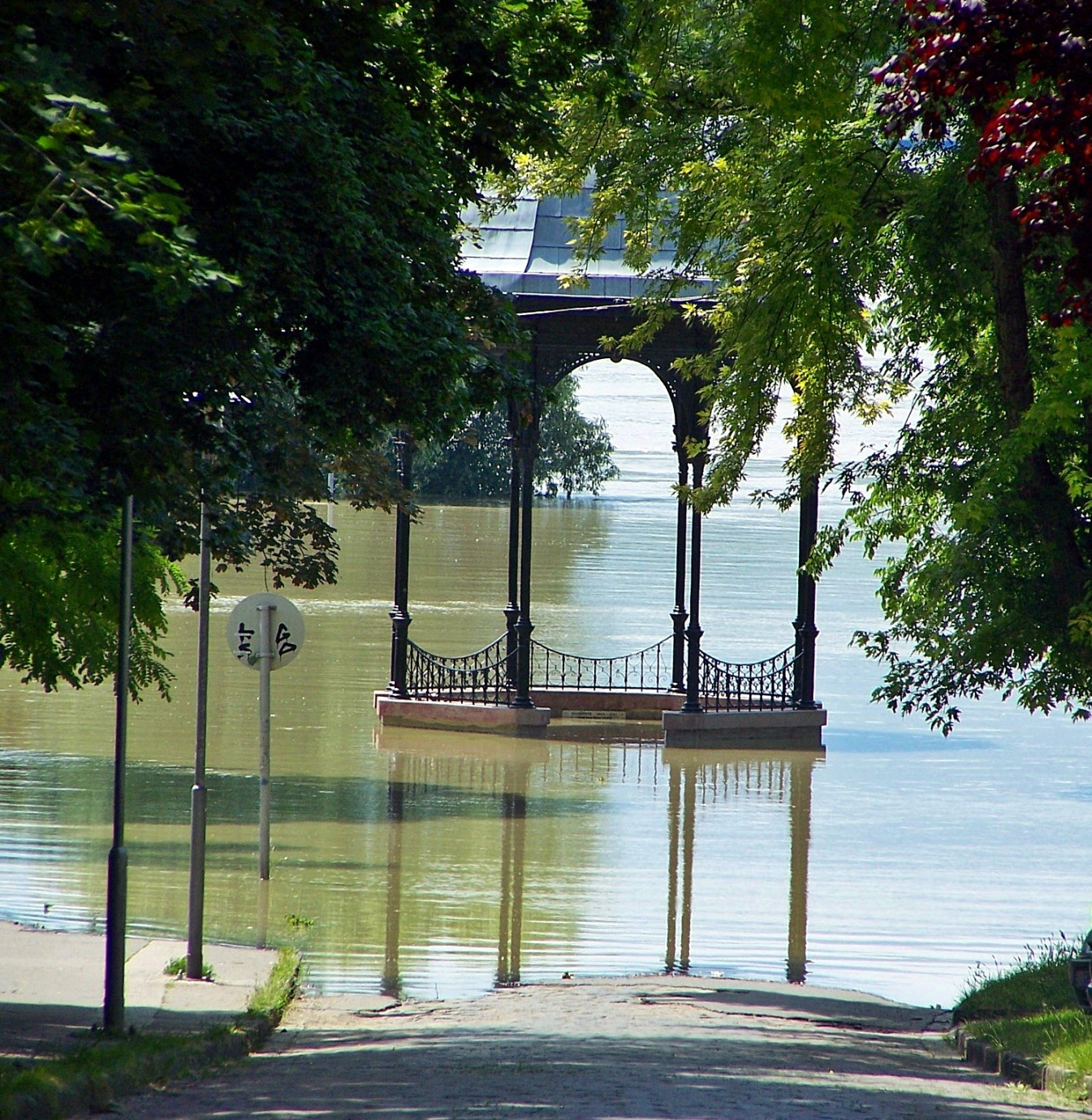 A pavilon árnyéka