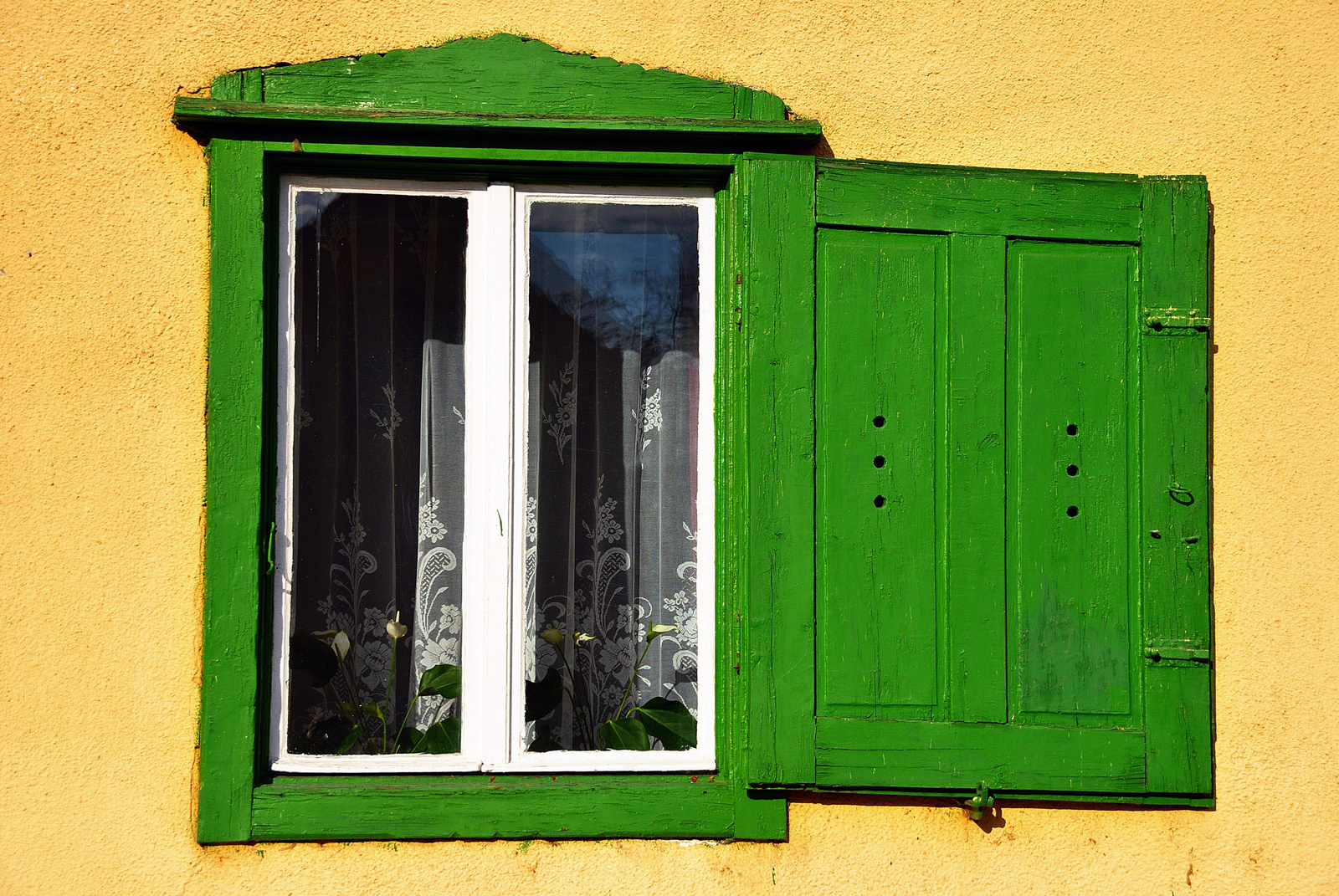 Zöld-fehér ablak