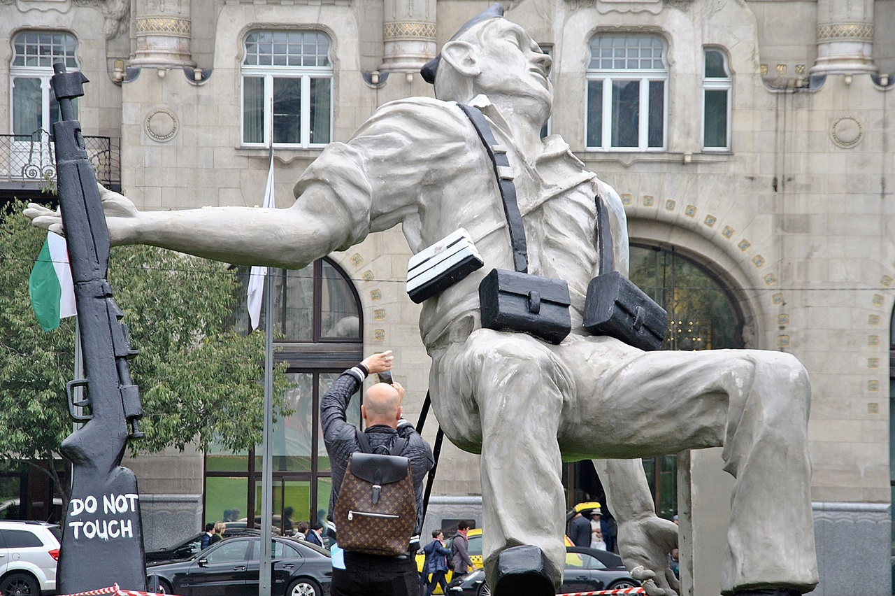 Louis Vuitton táska és a milicista
