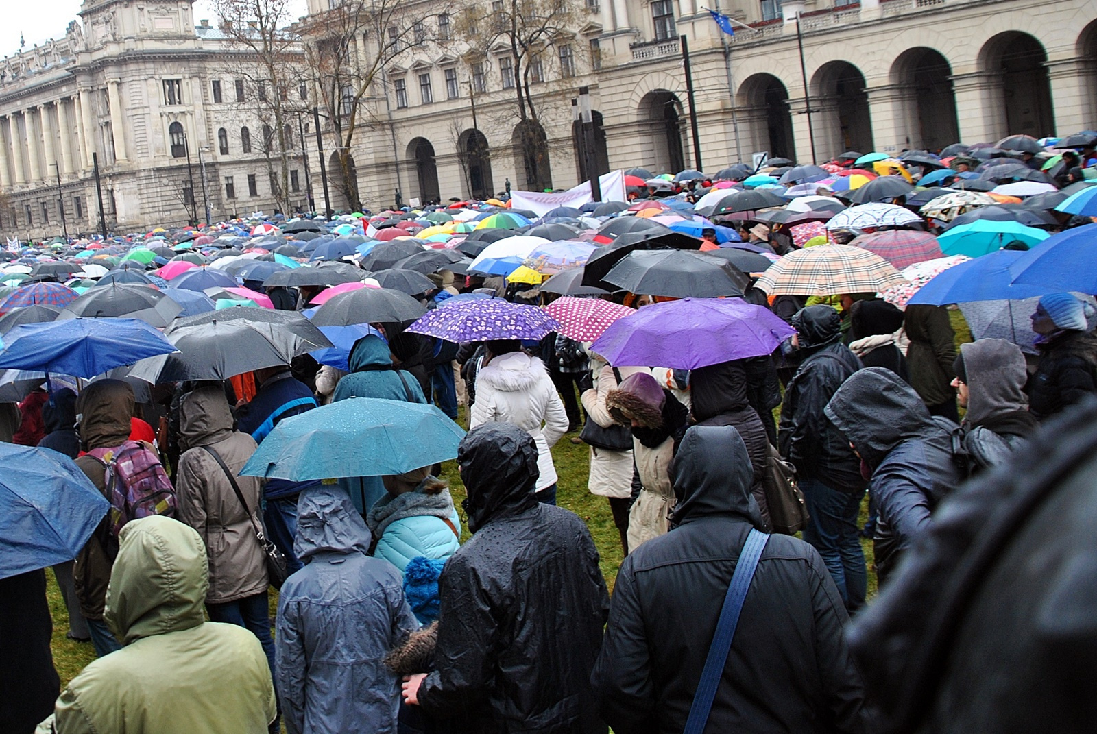 Parlament előtti esernyő teszt