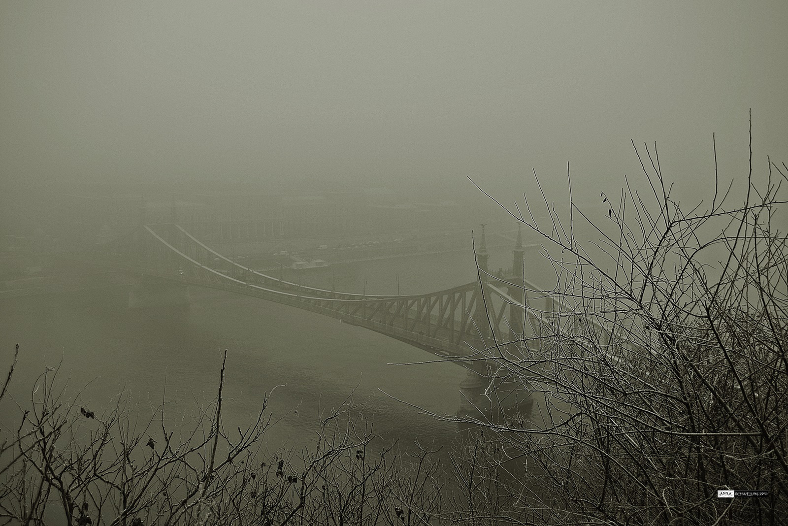 Ködös város fölött