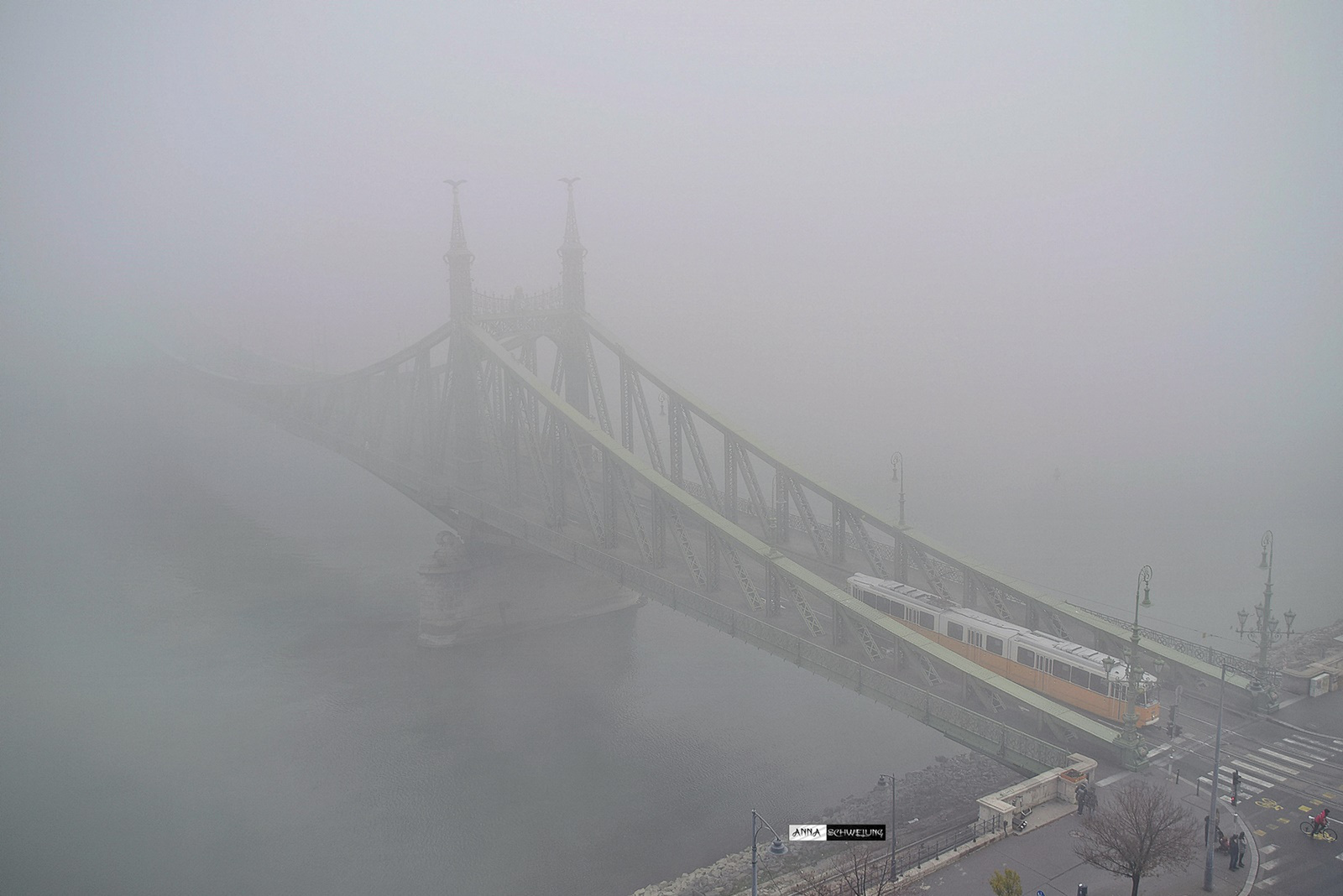 Enyhe színfolt a ködös hídon...