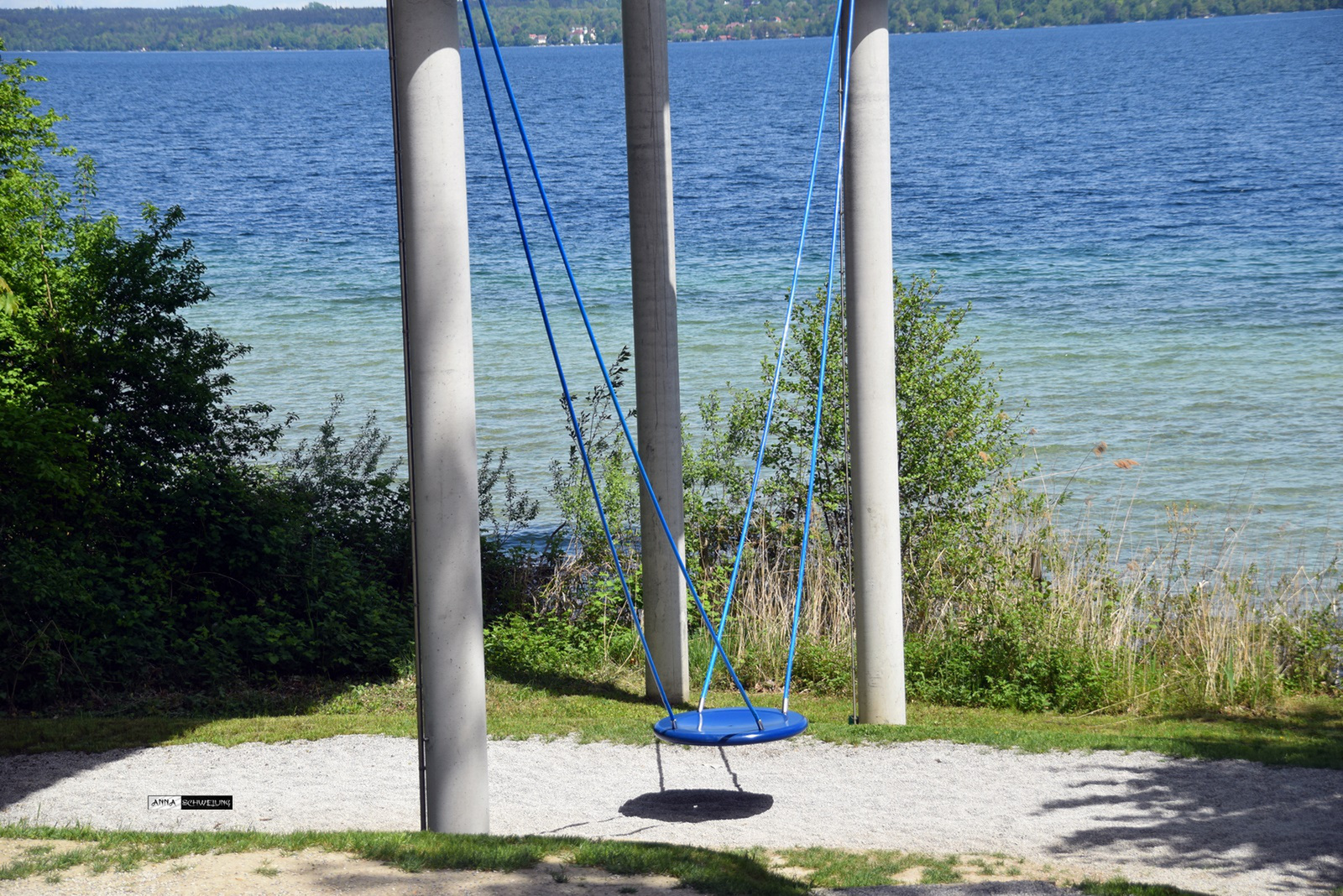 Zenélő óriáshinta a Starnbergi-tó partján